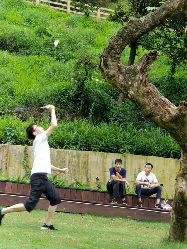 只要你肯拼,就一定不會(huì)孤獨(dú),矚目你的人多著呢,掌聲歡呼聲時(shí)刻都在響起