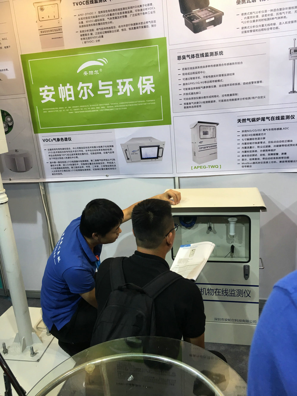 工程師為客戶做產(chǎn)品講解，客戶非常感興趣，觸摸安帕爾的產(chǎn)品